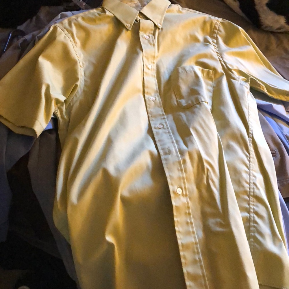 Men’s shirt sleeve button down